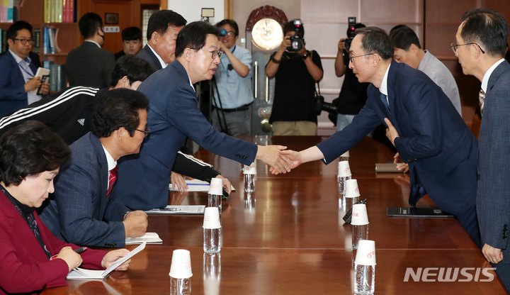 [과천=뉴시스] 조성봉 기자= 이만희 국회 행정안전위원회 국민의힘 간사가 7일 오전 경기 과천 중앙선거관리위원회를 여당 의원들과 함께 항의 방문해 김필곤 선관위 상임위원을 비롯한 관계자들과 인사를 나누고 있다. (공동취재사진)2023.06.07. photo@newsis.com