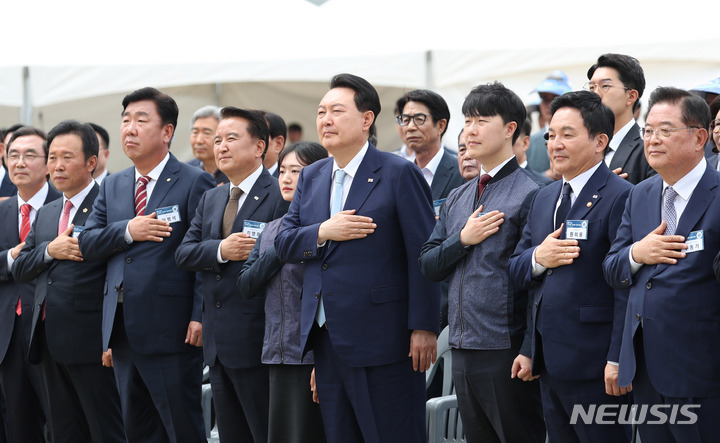 [청주=뉴시스] 홍효식 기자 = 윤석열 대통령이 7일 충북 청주 문화제조창 중앙광장에서 열린 평택~오송 고속철도 2복선화 사업 착공 기념식에서 국기에 대한 경례를 하고 있다. 2023.06.07. yesphoto@newsis.com