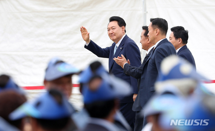 [청주=뉴시스] 홍효식 기자 = 윤석열 대통령이 7일 충북 청주 문화제조창 중앙광장에서 열린 평택~오송 고속철도 2복선화 사업 착공 기념식에 입장하고 있다. 2023.06.07. yesphoto@newsis.com