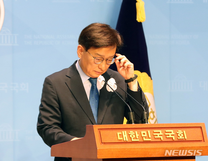 [서울=뉴시스] 전진환 기자 = 권칠승 더불어민주당 수석대변인이 7일 오전 서울 여의도 국회 소통관에서 열린 기자회견에서 천안함 함장 비하 발언에 대해 천안함 장병과 유족들에게 사과 발언을 하기에 앞서 안경을 만지고 있다. 2023.06.07. amin2@newsis.com