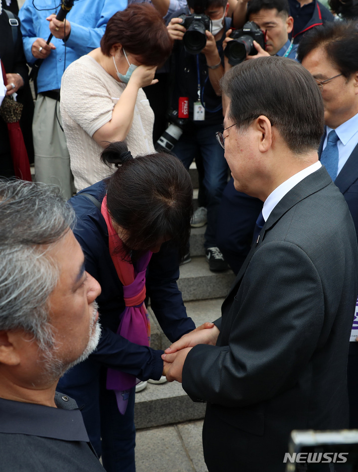 [서울=뉴시스] 이영환 기자 = 이재명 더불어민주당 대표가 7일 오전 서울 여의도 국회 본청 앞 계단에서 열린 10.29 이태원 참사 진상규명 특별법 제정 촉구 국회 앞 유가족 농성 시작 기자회견 종료 후 유가족을 위로하고 있다. 2023.06.07. 20hwan@newsis.com