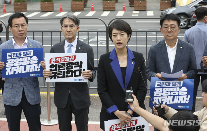 [서울=뉴시스] 김근수 기자 = 고민정 더불어민주당 의원이 지난 7일 서울 용산구 대통령실 민원실 인근에서 'KBS 수신료 분리징수 추진' 반대 규탄 발언을 하고 있다. 2023.06.07. ks@newsis.com