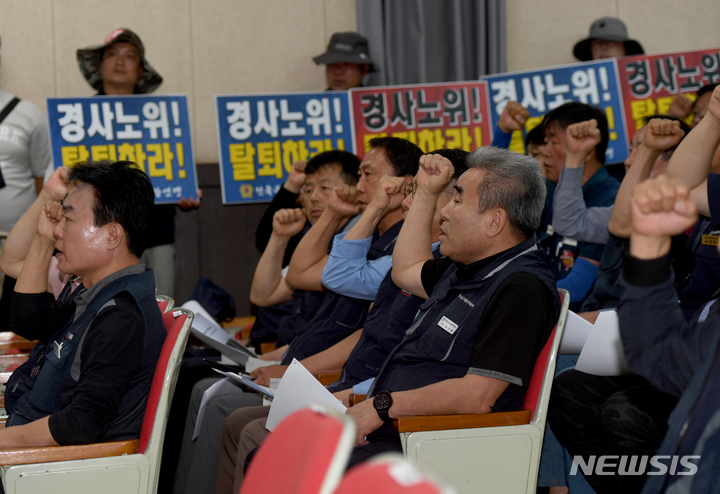 [광양=뉴시스] 변재훈 기자 =  한국노동조합총연맹 집행위원들이 7일 오전 전남 광양시 한국노총 광양지부 회의실에서 열린 제100차 긴급 중앙집행위원회에 참석해 구호를 외치고 있다. 한국노총은 노조 간부 강경 진압·구속에 반발, 이날 사회적 대화 협의체 경제사회노동위원회(경사노위) 탈퇴 여부를 결정한다. 2023.06.07. wisdom21@newsis.com