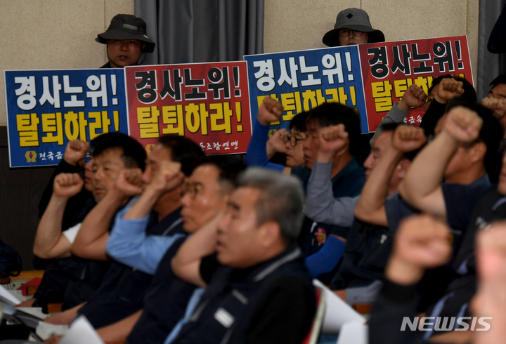 [광양=뉴시스] 변재훈 기자 =  한국노동조합총연맹 집행위원들이 7일 오전 전남 광양시 한국노총 광양지부 회의실에서 열린 제100차 긴급 중앙집행위원회에 참석해 구호를 외치고 있다. 한국노총은 노조 간부 강경 진압·구속에 반발, 이날 사회적 대화 협의체 경제사회노동위원회(경사노위) 탈퇴 여부를 결정한다. 2023.06.07. wisdom21@newsis.com