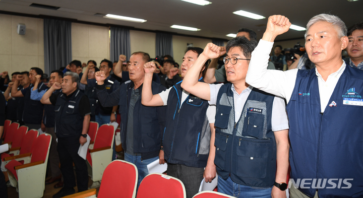 [광양=뉴시스] 변재훈 기자 =  한국노동조합총연맹 집행위원들이 7일 오전 전남 광양시 한국노총 광양지부 회의실에서 열린 제100차 긴급 중앙집행위원회에 참석해 구호를 외치고 있다. 한국노총은 노조 간부 강경 진압·구속에 반발, 이날 사회적 대화 협의체 경제사회노동위원회(경사노위) 탈퇴 여부를 결정한다. 2023.06.07. wisdom21@newsis.com