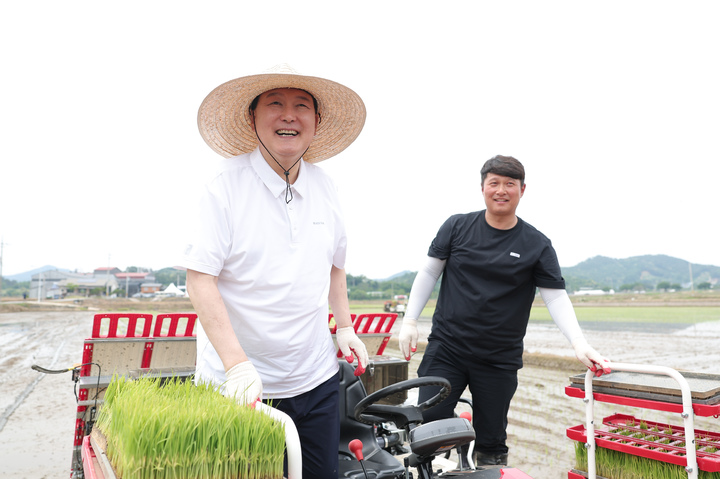 [서울=뉴시스] 윤석열 대통령이 7일 충남 부여군 임천면 꿈에영농조합법인 모내기 현장을 방문해 자율주행 이앙기 시승을 마친 후 미소짓고 있다. (사진=대통령실 제공) 2023.06.07. photo@newsis.com *재판매 및 DB 금지