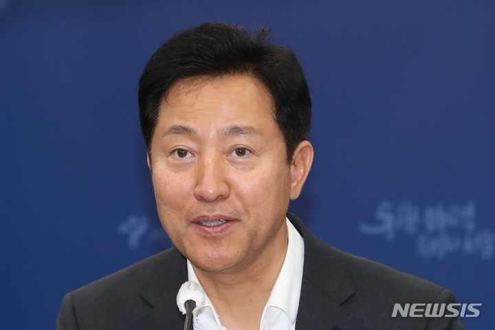 [서울=뉴시스] 권창회 기자 = 오세훈 서울시장이 7일 오후 서울 중구 서울시청에서 열린 수소모빌리티 선도도시 서울 업무협약식에서 인사말을 하고 있다. 2023.06.07. kch0523@newsis.com