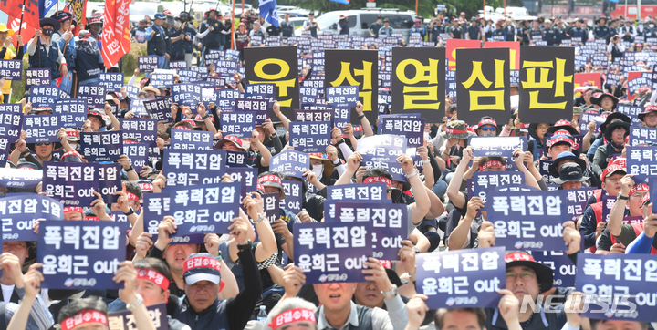 [광양=뉴시스] 변재훈 기자 =  한국노동조합총연맹 조합원들이 7일 전남 광양시 금호동 포스코 광양제철소 앞에서 '대정부 투쟁 결의대회'를 열고 있다. 한국노총은 이날 포스코 하청노동자 연대 '망루 농성' 과정에서 빚어진 경찰의 강경 진압에 반발, 경제사회노동위원회 참여를 중단키로 결정했다. 2023.06.07. wisdom21@newsis.com