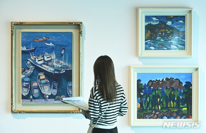 [안산=뉴시스] 김종택 기자 = 이건희컬렉션 한국 근현대미술 특별전 '사계'를 하루 앞둔 7일 경기도 안산시 경기도미술관에서 관계자가 전시된 작품을 살펴보고 있다. 이번 전시에서는 이건희컬렉션에 들어있는 작가의 대표작들을 살펴볼 수 있으며 국립현대미술관에 기증된 이건희컬렉션 46점을 중심으로 1927~2010년 작품 90점을 전시한다. 전시는 무료이며 오는 8일부터 8월20일까지 열린다. 2023.06.07. jtk@newsis.com
