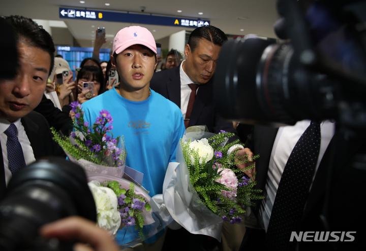 [인천공항=뉴시스] 고승민 기자 = 축구 국가대표 이강인(마요르카)이 7일 인천국제공항 2터미널을 통해 귀국하고 있다. 2023.06.07. kkssmm99@newsis.com