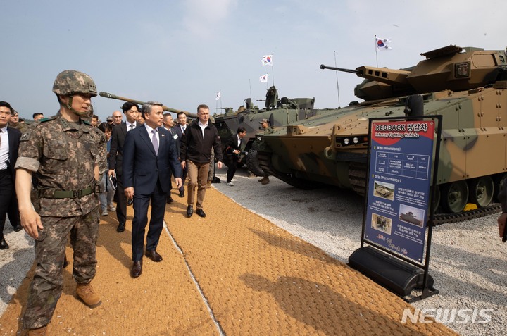 [서울=뉴시스] 사진공동취재단 = 이종섭 국방부 장관과 마리우스 브와슈차크 폴란드 국방부 장관이 7일 오후 경기 포천시 승진과학화훈련에서 열린 2023 연합·합동 화력 격멸훈련에서 장갑차를 둘러보고 있다. 2023.06.07 photo@newsis.com