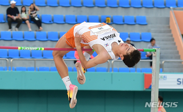 [예천=뉴시스] 이무열 기자 = 최진우(18·울산스포츠과학고)가 7일 오후 경북 예천스타디움에서 열린 제20회 예천아시아 U20 육상경기선수권대회 높이뛰기 결선에서 2m20을 넘고 있다. 2023.06.07. lmy@newsis.com