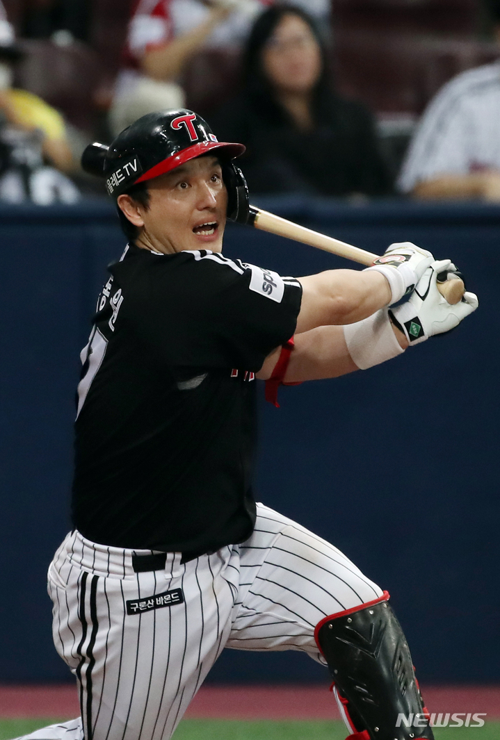 [서울=뉴시스] 고승민 기자 = 7일 서울 고척스카이돔에서 열린 2023 KBO 리그 LG트윈스 대 키움 히어로즈 경기, 연장 12회초 LG 공격 2사 1,2루 상황 5번타자 박동원이 2득점 2루타를 치고 있다. 2023.06.07. kkssmm99@newsis.com