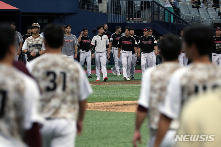 [서울=뉴시스] 고승민 기자 = 7일 서울 고척스카이돔에서 열린 2023 KBO 리그 LG트윈스 대 키움 히어로즈 경기, 연장 12회까지 갔지만 결국 5대5 동점으로 경기를 마무리한 양팀 선수들이 관객들에게 인사하고 있다. 2023.06.07. kkssmm99@newsis.com