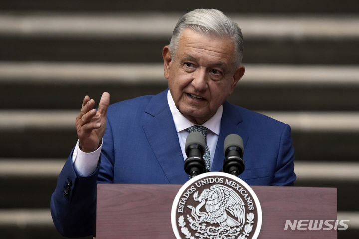 [멕시코시티=AP/뉴시스] 멕시코 군대가 민간인을 집단 처형한 살해사건의 감시카메라 동영상이 나돌자 6월 7일 로페스 오브라도르 멕시코 대통령은 이는 일부 군인의 실수와 일탈이라며 가해자들을 법정에 세워 처벌하겠다고 약속했다. 2023.06.08.  