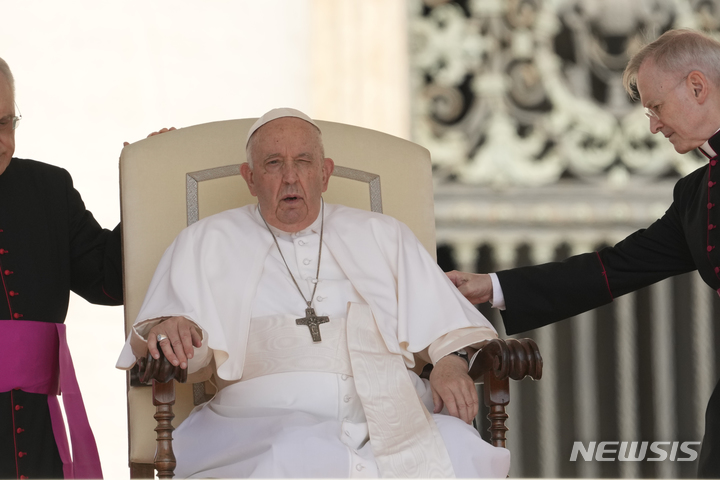 [로마=AP/뉴시스] 프란치스코 교황인 7일 바티칸 성 베드로 광장에서 주간 알현에 참석하고 있다. 교황은 이날 오후 로마에 있는 제멜리 병원에서 탈장 수술을 받았다. 2023.06.08. 