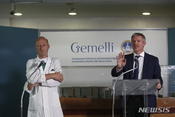 [로마=AP/뉴시스] 세르조 알피에리 외과의사(왼쪽)가 7일 이탈리아 로마에 제멜리 병원에서 프란치스코 교황의 탈장 수술 후 열린 기자회견에서&nbsp; 교황청 대변인 마테오 브루니와 참석하고 있다.&nbsp; 교황은 이날 제멜리 병원에서 복부 탈장 수술을 받았다. 2023.06.08. 