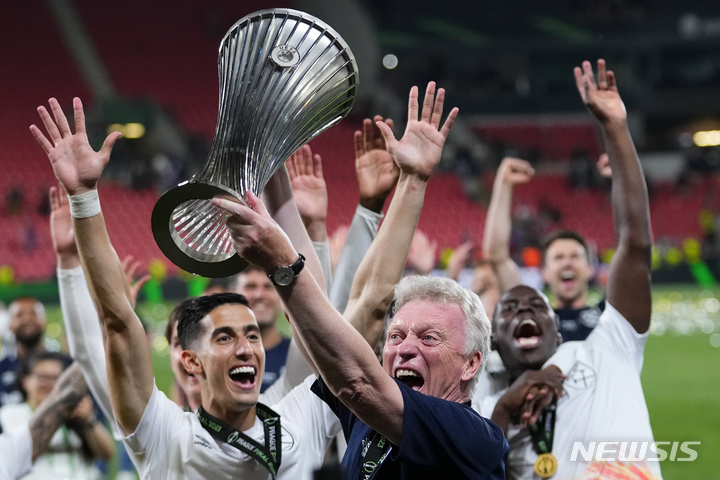 [프라하=AP/뉴시스]웨스트햄 우승 이끈 모예스 감독. 2023.06.07.