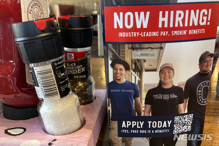 [버논힐스(미 일리노이주)=AP/뉴시스]지난 4월15일 미 일리노이주 버논힐스의 한 식당에 채용 공고가 붙어 있다. 지난주 미국의 실업급여 신규 신청 건수가 2021년 10월 이후 가장 높은 수준으로 증가했다고 미 노동부가 8일 밝혔다. 노동부는 이날 3일로 끝난 지난주 미국의 실업급여 신규 신청이 26만1000건으로 그 전 주의 23만3000건보다 2만8000건 증가했다고 발표했다. 2023.06.08.