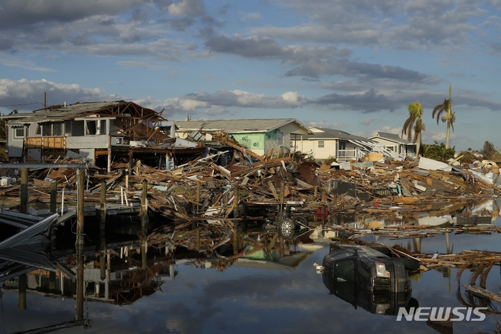 [워싱턴=AP/뉴시스] 미국 해양대기청(NOAA)이 8일(현지시간) 엘니뇨로 올해 하반기에 사이클론, 폭우, 가뭄 등의 극단적인 날씨가 나타날 수 있다고 밝혔다. 지난해 10월 5일 허리케인 이안이 휩쓸고 간 미국 플로리다주 포트마이어스 비치 마을의 비참한 모습. 2023.06.09