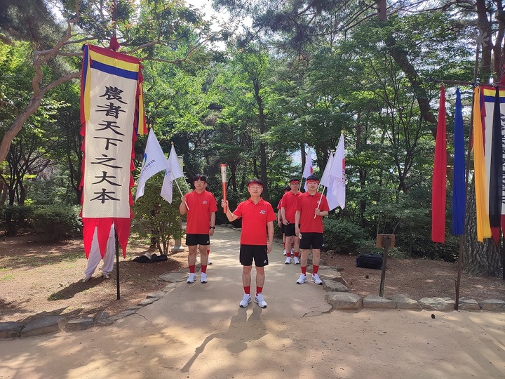 [통영=뉴시스] 신정철 기자= 경남 통영시에서 22년만에 개최되는 제62회 경상남도민체육대회 성화봉송이 시작됐다.사진은 지난 7일 김해 구지봉 천제단에서 채화된 성화가 최초 성화봉송 주자인 김외영 통영시 미래혁신추진단장, 김성만 기획예산실장을 비롯한 통영시청 MZ세대 공무원들에게 전달되어 도산면 가오치항으로 출발하고 있다.(사진=통영시 제공).2023.06.08. photo@newsis.com *재판매 및 DB 금지