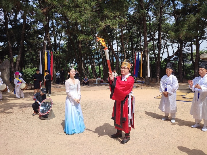 [통영=뉴시스] 신정철 기자= 경남 통영시에서 22년만에 개최되는 제62회 경상남도민체육대회 성화봉송이 시작됐다.사진은 지난 7일 김해 구지봉 천제단에서 채화된 성화가 김해문화원 주선녀에게서 천제봉행의 헌관인 통영시 조현준 부시장에게 전달되고 있다.(사진=통영시 제공).2023.06.08. photo@newsis.com *재판매 및 DB 금지