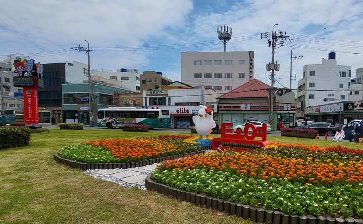 [통영=뉴시스] 신정철 기자= 경남 통영시는 시민들의 정서적 안정과 치유를 위한 볼거리를 제공하기 위해 시내 주요 거점에 조형물 및 화단을 조성했다고 8일 밝혔다. 사진은 항남동 오거리 쌈지꽃밭에 조성된 통영의 시화인 동백꽃과 시조인 갈매기를 모티브로 제작된 통영의 민간캐릭터 ‘동백이’이와 ‘통영’글자의자(조형물) 모습.(사진=통영시 제공).2023.06.08. photo@newsis.com *재판매 및 DB 금지