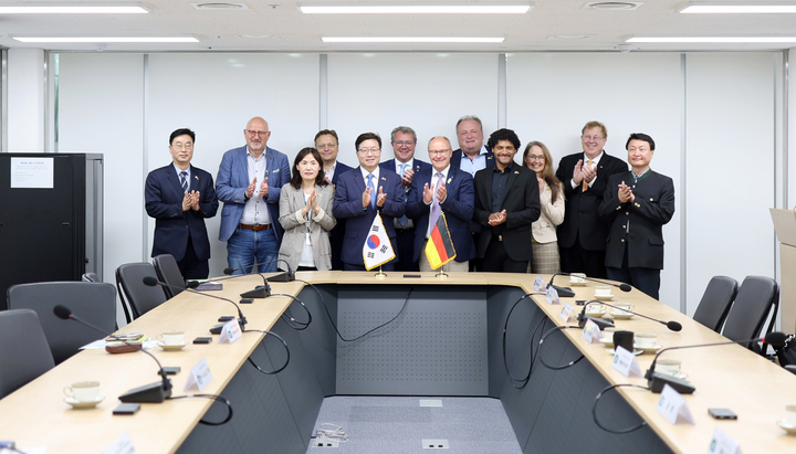 7일 오후 염태영 경제부지사가 경기도청 GG Box에서 독일 바이에른주의회 의원 등과 면담을 마치고 기념촬영을 하고 있다. (사진=경기도 제공) *재판매 및 DB 금지