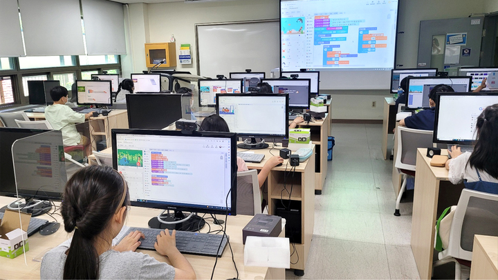 [서울=뉴시스] KT가 상명대 창의예술 영재교육원에서 AI를 활용한 프로젝트형 실습 교육을 실시한다. (사진=KT 제공) *재판매 및 DB 금지