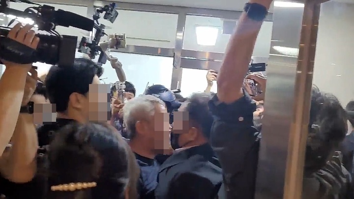 [서울=뉴시스] 김래현 기자 = 보석으로 풀려난 박희영 서울 용산구청장의 출근을 저지하려는 이태원 참사 유가족들이 용산구청 청사에서 직원들과 충돌하고 있다. 2023.06.08 *재판매 및 DB 금지