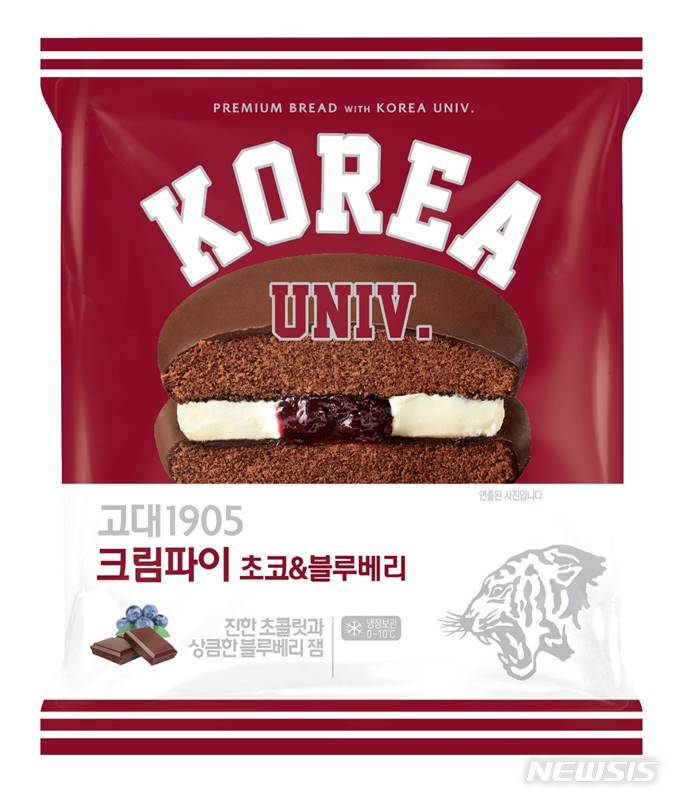 [서울=뉴시스]CU 고대1905 크림파이 초코베리 빵. (사진=BGF리테일 제공)
