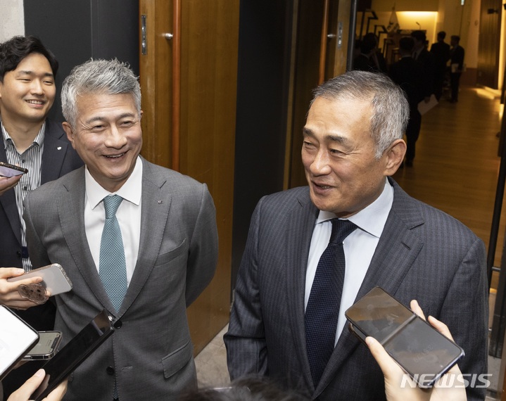 [서울=뉴시스]지난 5월12일 열린 주총이 끝난 직후 기자들은 만난 장세주·장세욱 형제의 모습.(사진=동국제강 제공)