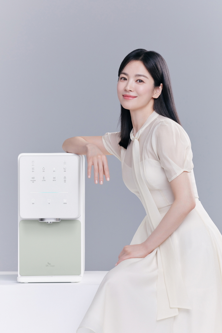 [서울=뉴시스] SK매직 '원코크 얼음물 정수기'와 모델 송혜교. (사진=SK매직 제공) 2023.06.08. photo@newsis.com *재판매 및 DB 금지