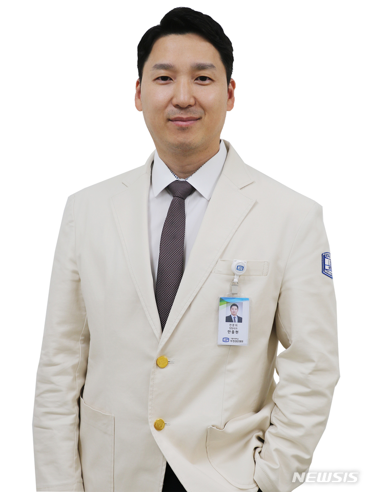 [부천=뉴시스] 정일형 기자 = 안중현 가톨릭대 교수, 대한척추외과학회 수상. 