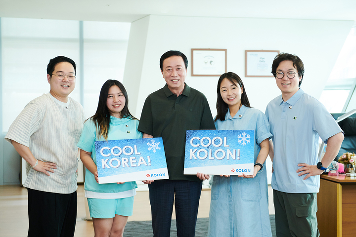 [서울=뉴시스] 8일 서울 강서구 마곡 코오롱원앤온리타워에서 '쿨코리아 챌린지'에 참여한 코오롱그룹의 안병덕 부회장(가운데)이 임직원들과 함께 시원하고 간편한 옷차림으로 사진을 찍고 있다. (사진=코오롱 제공) 2023.06.08 photo@newsis.com *재판매 및 DB 금지