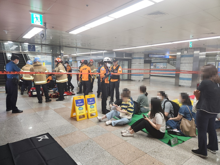 [성남=뉴시스] 양효원 기자 = 8일 오전 경기 성남시 분당구 수내역에서 에스컬레이터가 역주행하면서 3명이 중상을, 11명이 경상을 당해 병원 이송되는 사고가 났다. (사진=경기도소방재난본부 제공) 2023.6.8. hyo@newsis.com *재판매 및 DB 금지