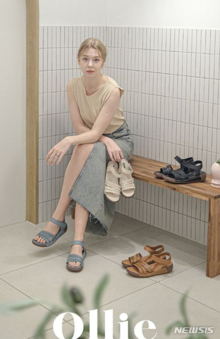 [서울=뉴시스] 올리 소가죽 샌들. (사진=홈엔쇼핑 제공) 2023. 06.08. photo@newsis.com