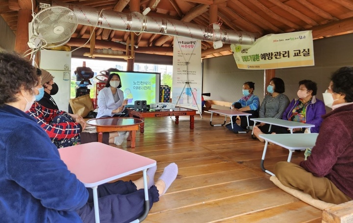 [완주=뉴시스] 강명수 기자 =전북 완주군은 천식환자와 노년층을 대상으로 천식 예방 프로그램을 운영한다고 8일 밝혔다. (사진 =완주군 제공) 2023.06.08. photo@newsis.com *재판매 및 DB 금지