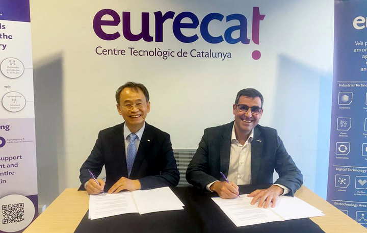[서울=뉴시스] 홍찬선 기자 = 한석윤(왼쪽) 철도연 원장과 자비에르 로페즈(Xavier Lopez) 스페인 EURECAT 대표가 지난 7일(현지 시각) 바르셀로나 EURECAT 본부에서&nbsp; 기술협력 협약 체결을 체결하고 있다. (사진=한국철도기술연구원 제공) 2023.06.08. photo@newsis.com&nbsp; *재판매 및 DB 금지