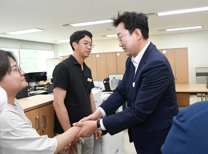 원강수 강원 원주시장(오른쪽)이 신규사업 제안으로 국비를 확보한 첨단산업과 직원들을 결려하고 있다. *재판매 및 DB 금지