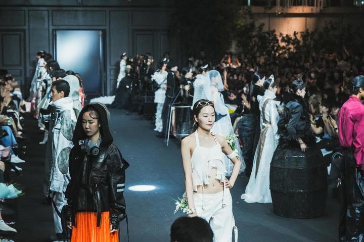 [서울=뉴시스] 동덕여대 패션디자인전공은 지난달 30일 크레스트72에서 졸업패션쇼를 개최했다.(사진=동덕여대 제공) *재판매 및 DB 금지 *재판매 및 DB 금지