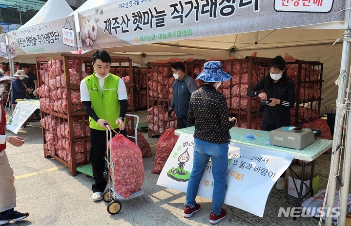 사진은 지난해 제주산 햇마늘 직거래장터 모습. ⓒ제주농협