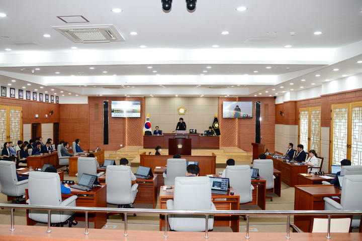 [울산=뉴시스] 울산 중구의회는 8일 본회의장에서 제256회 정례회 제1차 본회의를 열고 15일간의 의사일정에 돌입했다. *재판매 및 DB 금지