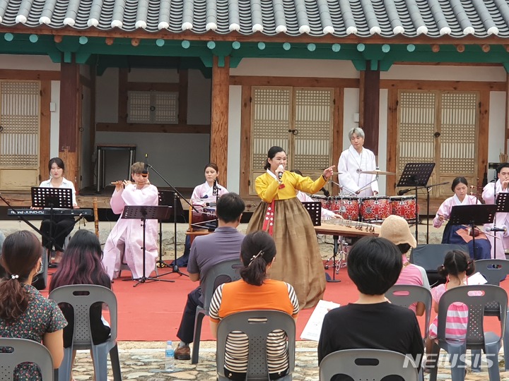 [창원=뉴시스] (사)경남국악관현악단 休의 창원향교 풍류21 공연.(사진=경남국악관현악단 休 제공) 2023.06.08. photo@newsis.com