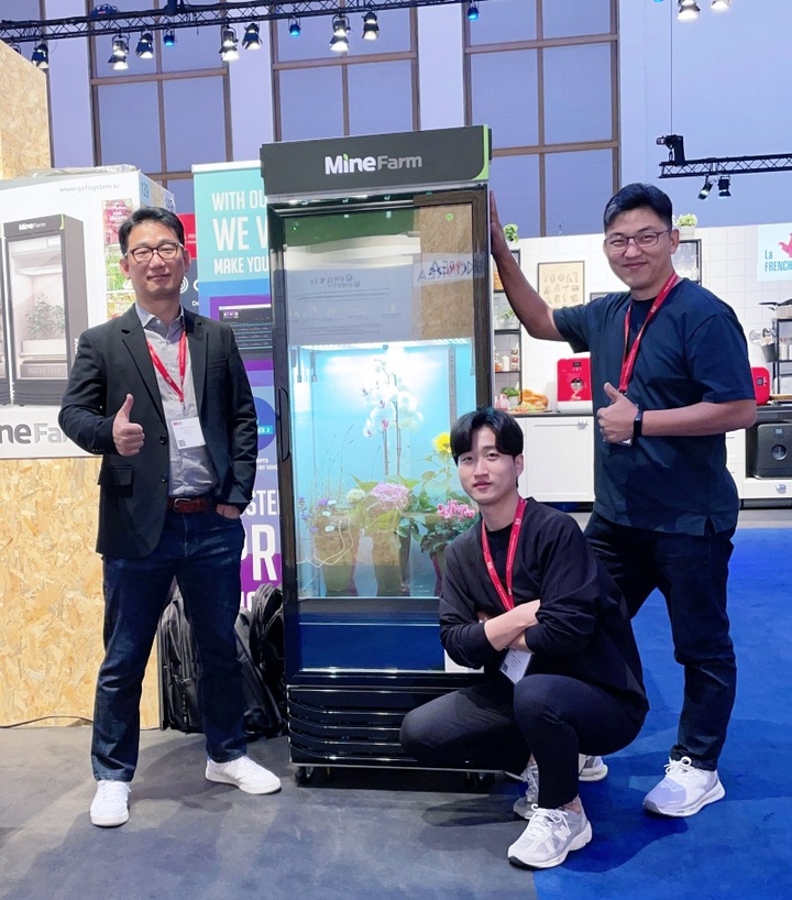 [창원=뉴시스] 강경국 기자 = TIPS·창업도약패키지 동시 선정된 ㈜지에스에프시스템 서민성 대표와 회사 관계자들. (사진=창원시청 제공). 2023.06.08. photo@newsis.com *재판매 및 DB 금지