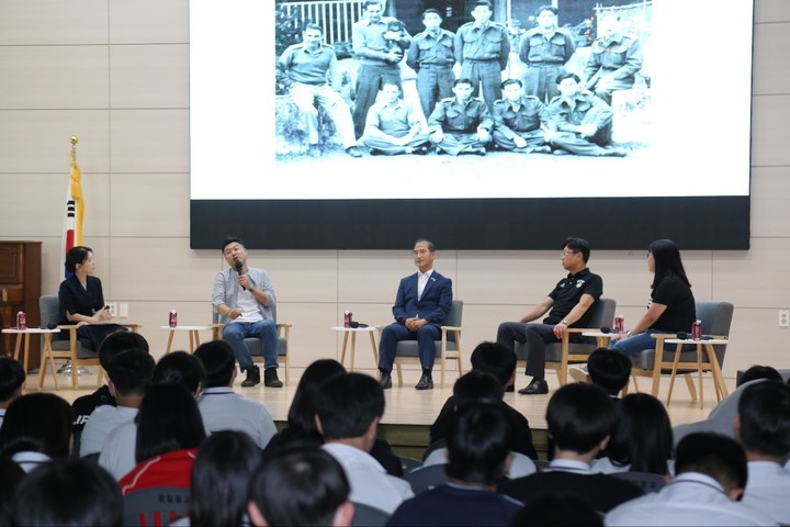 [수원=뉴시스] 경기 수원 삼일공업고등학교가 경기남부보훈지청과 함께 '보훈씨네마니아'를 열었다. (사진=삼일공업고등학교 제공)2023.6.8. photo@newsis.com *재판매 및 DB 금지