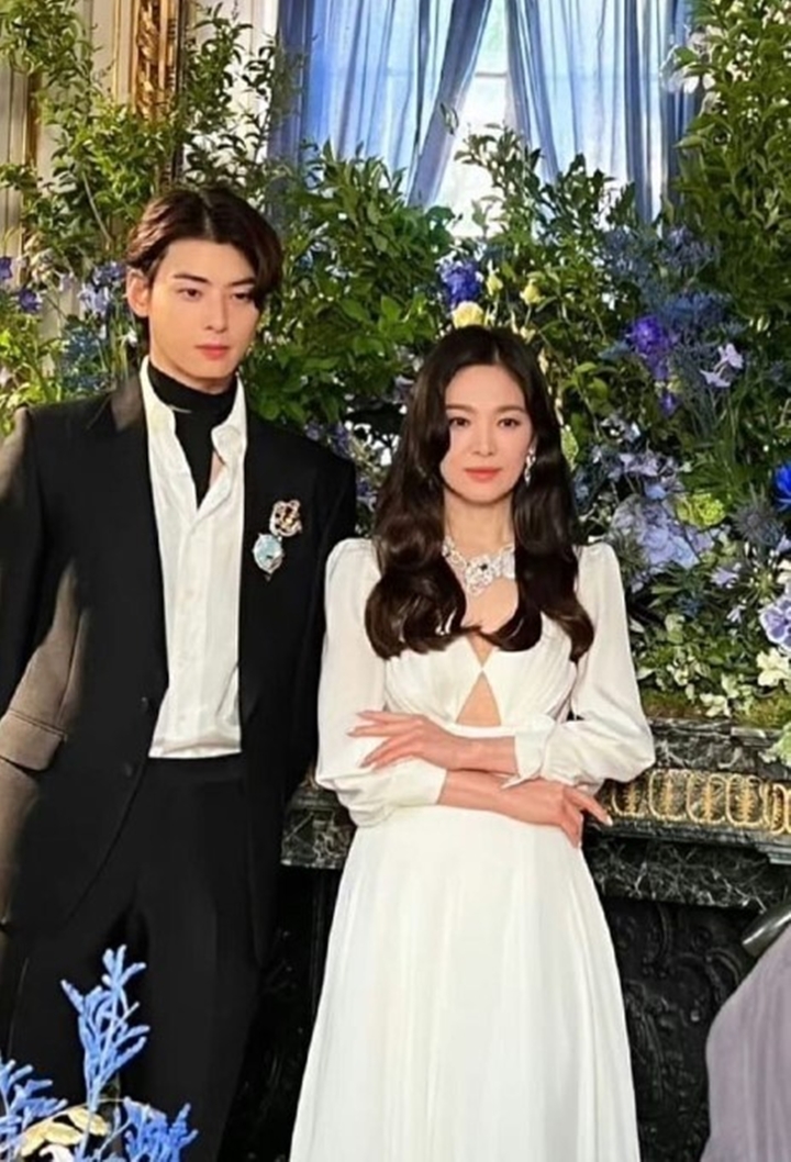 [서울=뉴시스] 배우 송혜교(오른쪽)와 그룹 '아스트로' 멤버 겸 배우 차은우가 눈부신 비주얼을 뽐냈다. 2023.06.08. (사진=헤어스타일리스트 손혜진 인스타그램 캡처) photo@newsis.com *재판매 및 DB 금지