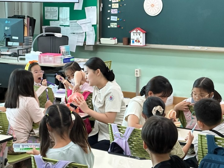 [영동=뉴시스] 안성수 기자 = 8일 충북 영동군 보건소 구강보건센터 직원들이 유원대학교 치위생학과 학생들과 함께 영동읍 부용초등학교에서 학급별 구강보건교육을 진행하고 있다. (사진=영동군 제공) 2023.6.8. photo@newsis.com *재판매 및 DB 금지