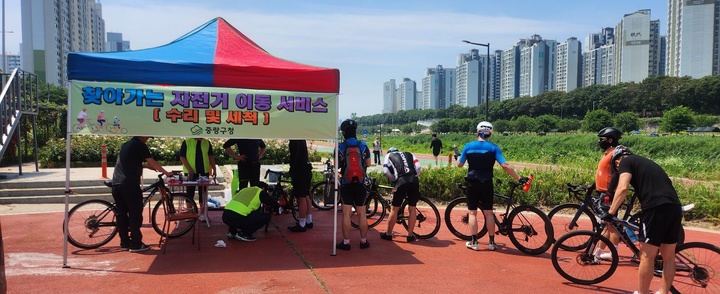 [서울=뉴시스]중랑구, 찾아가는 자전거 이동수리 및 세척 서비스 운영.(사진=서울시 제공) *재판매 및 DB 금지