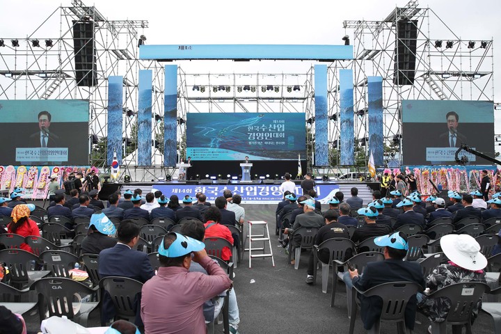 [홍성=뉴시스] 김태흠 충남지사, 제14회 한국수산업경영인 전국대회 축사 모습. *재판매 및 DB 금지